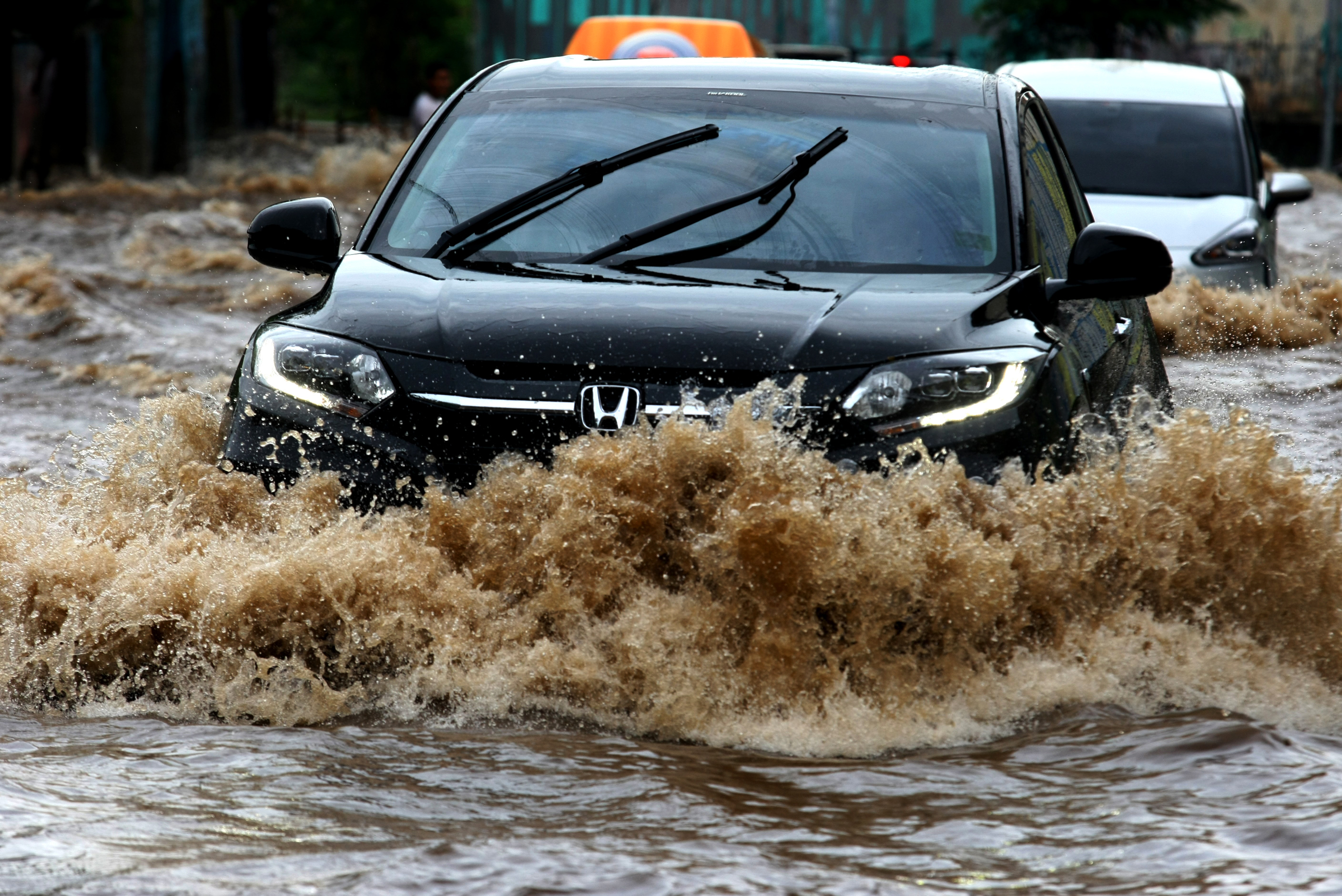 Langkah Pertama Bila Mobil Terendam Banjir